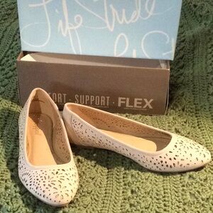 LIFE STRIDE FLAT BEIGE SHOES